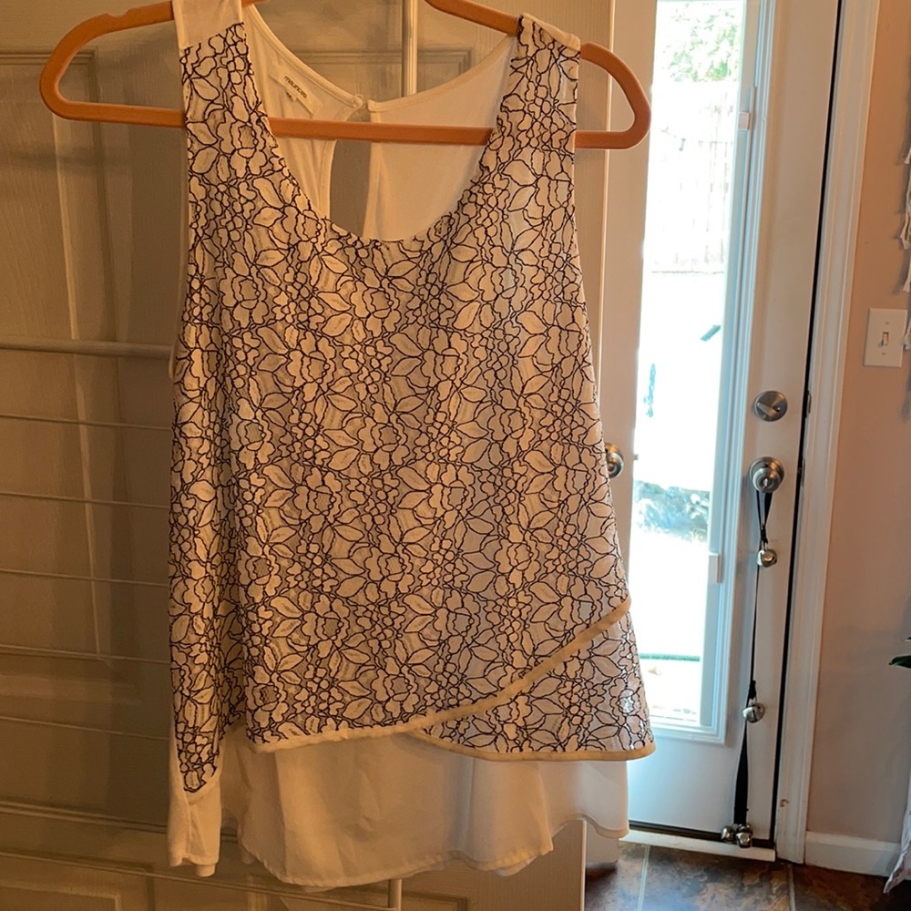White/black Lacey tulip bottom top